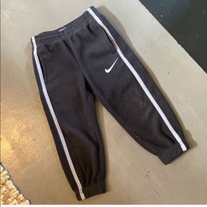 Nike baby boys black and white jigger size boys 2T!